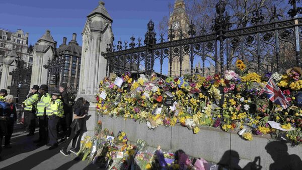 İngiliz parlamentosu önüne bırakılan çiçekler - Sputnik Türkiye