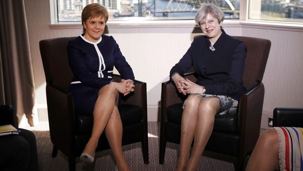 İskoçya Birinci Bakanı Nicola Sturgeon ve İngiltere Başbakanı Theresa May - Sputnik Türkiye