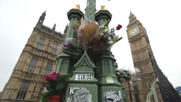 Londra saldırısının ardından olayın gerçekleştiği yere çiçek bırakıldı - Sputnik Türkiye