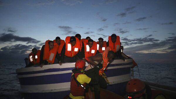 Libya açıklarında batan bottan kurtulan sığınmacı - Sputnik Türkiye