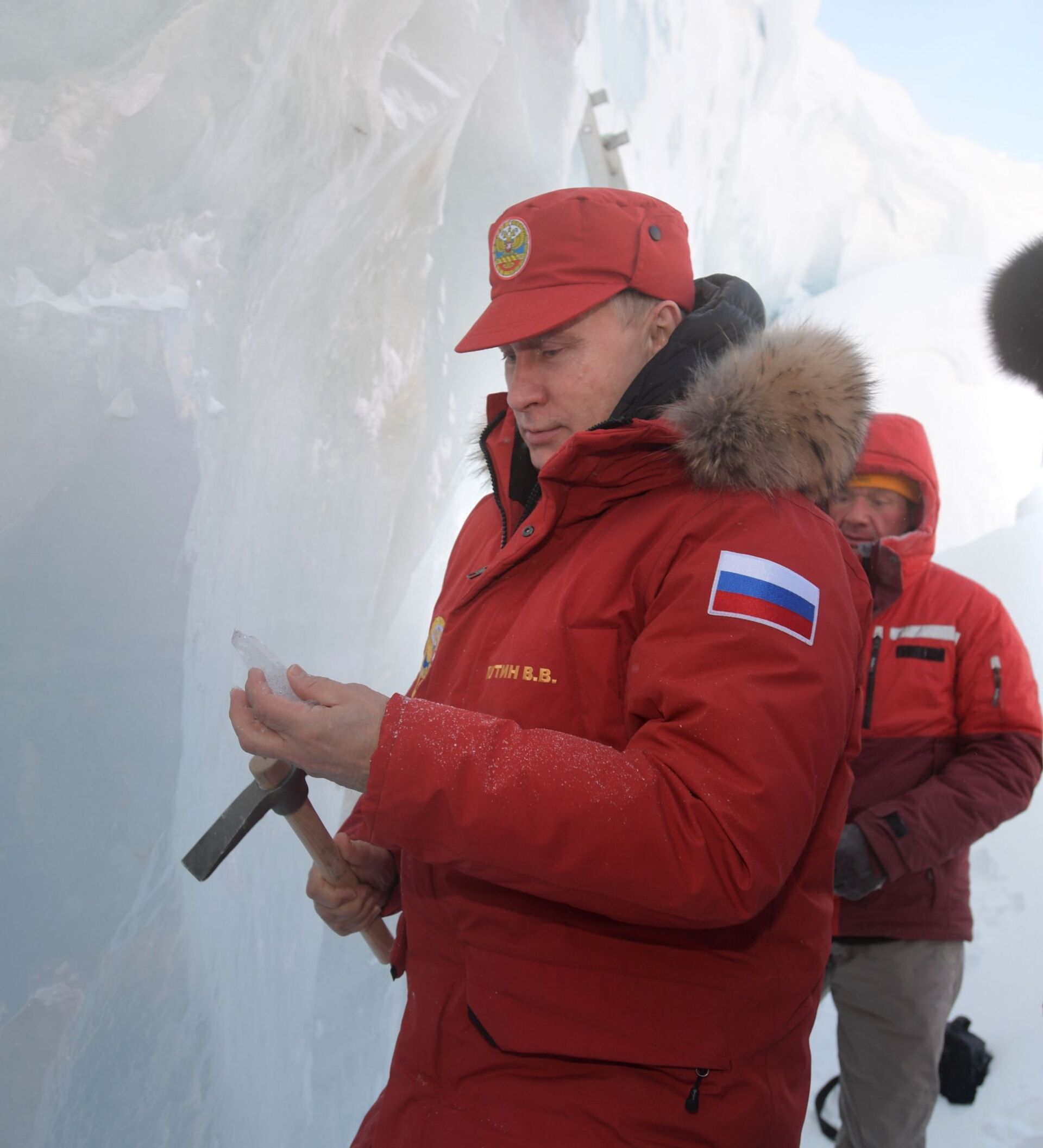 Путин В Красной Куртке Фото