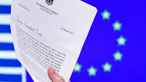AB Konseyi Başkanı Donald Tusk, İngiltere Başbakanı Theresa May'in AB'den çıkış mektubunu elinde tutuyor. - Sputnik Türkiye