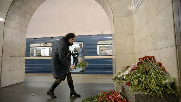 St. Petersburg'daki metro saldırısında ölenler çiçeklerle anılıyor - Sputnik Türkiye