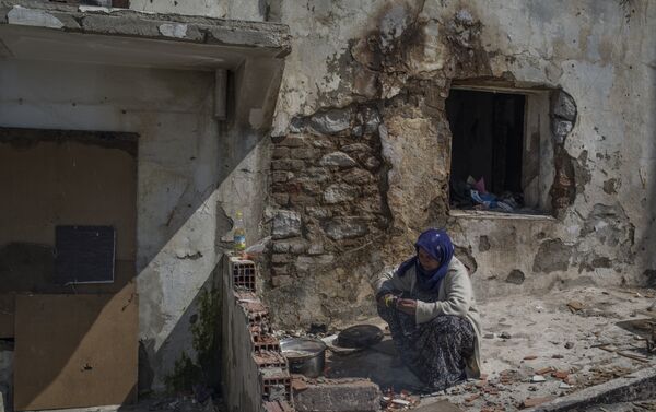 Kadifekale'de heyelan bölgesinde boşaltılan bazı evlerde Suriyeli sığınmacılar yaşıyor. - Sputnik Türkiye