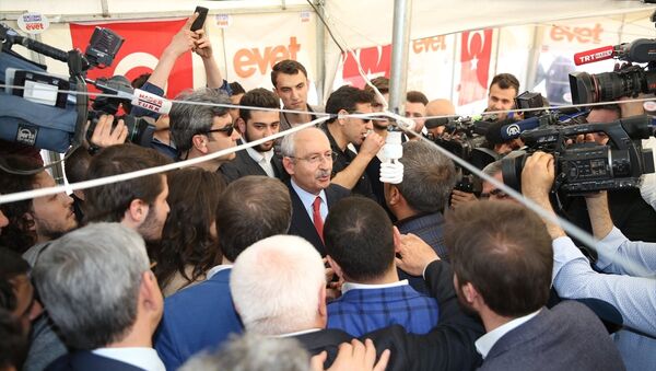Kemal Kılıçdaroğlu, Gaziantep'te 'Evet' çadırını gezdi. - Sputnik Türkiye