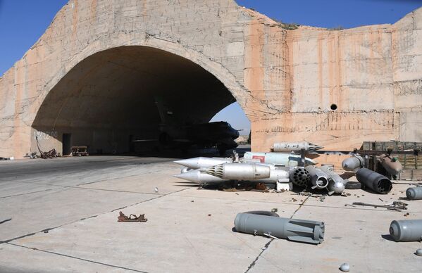 Suriye'deki Şayrat hava üssünden özel görseller - Sputnik Türkiye