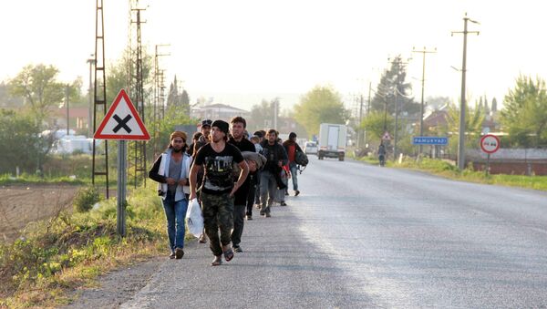 500 Suriyeli sığınmacı Torbalı'yı terk etti - Sputnik Türkiye