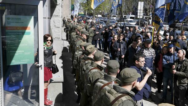 Ukrayna güvenlik güçleri Sberbank'ın Kiev'deki merkez ofisi önünde Ulusal Birlik partisi destekçilerine karşı önlem aldı - Sputnik Türkiye