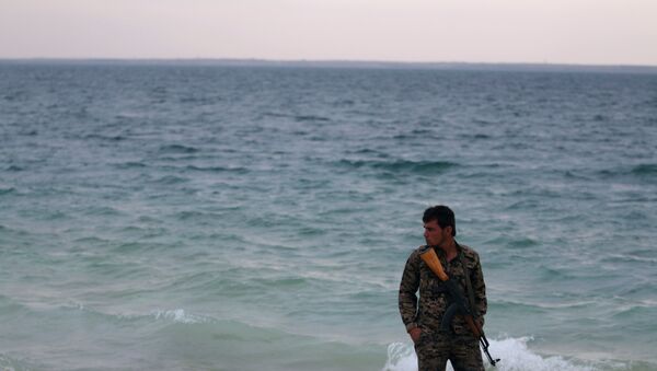 Rakka'nın batısında, Fırat Irmağı kıyısında bir DSG savaşçısı - Sputnik Türkiye