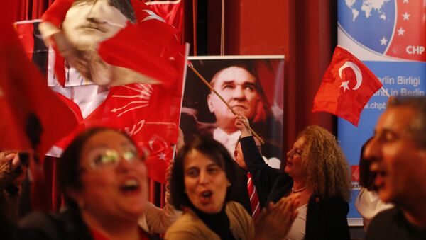 Almanya'da yaşayan Türkiye vatandaşı CHP'liler, seçim sonuçlarını parti temsilciliğinde takip etti - Sputnik Türkiye