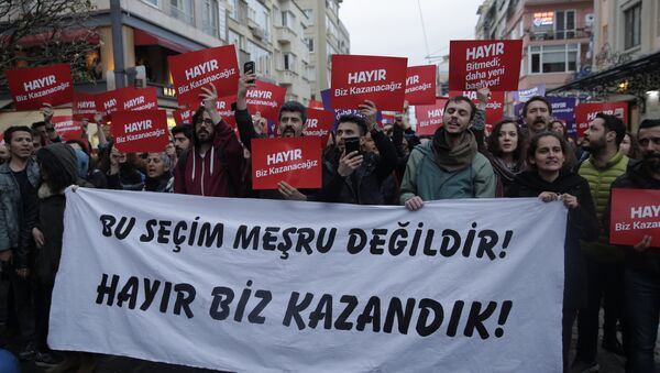 Kadıköy'de çok sayıda kişi referandumun ardından protesto gösterisi düzenliyor - Sputnik Türkiye