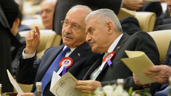 Törene Cumhurbaşkanı Recep Tayyip Erdoğan, Başbakan Binali Yıldırım ve CHP Genel Başkanı Kemal Kılıçdaroğlu da katıldı. - Sputnik Türkiye