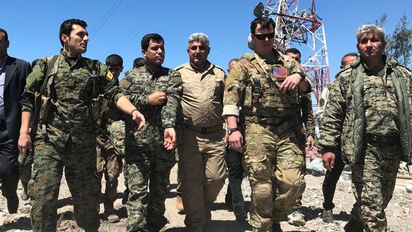 ABD'li komutan, YPG mensuplarıyla vurulan bölgede inceleme yapıyor - Sputnik Türkiye