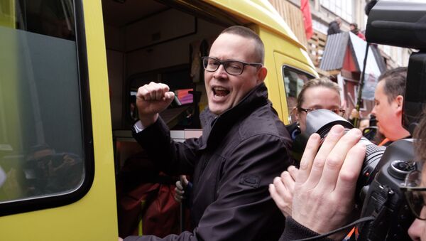 Belçika Emek Partisi (PTB) Sözcüsü Raoul Hedebouw, ambulansa bindiriliyor - Sputnik Türkiye