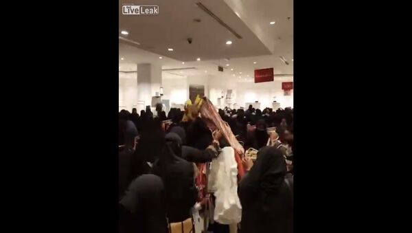 Suudi Arabistan'da alışveriş yapan kadınlar / Video haber - Sputnik Türkiye