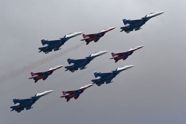Rus Şövalyeleri akrobasi ekibinin Su-30SM ve ve Kırlangıçlar akrobasi grubunun MiG-29 çok fonksiyonlu uçakları. - Sputnik Türkiye