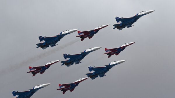 Rus Şövalyeleri akrobasi ekibinin Su-30SM ve ve Kırlangıçlar akrobasi grubunun MiG-29 çok fonksiyonlu uçakları. - Sputnik Türkiye