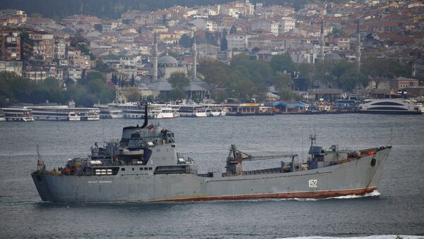 İstanbul Boğazı'nı geçen Rus gemisi - Sputnik Türkiye