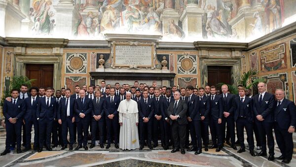 Papa Francis, Juventus ve Laziolu futbolcularla birlikte - Sputnik Türkiye