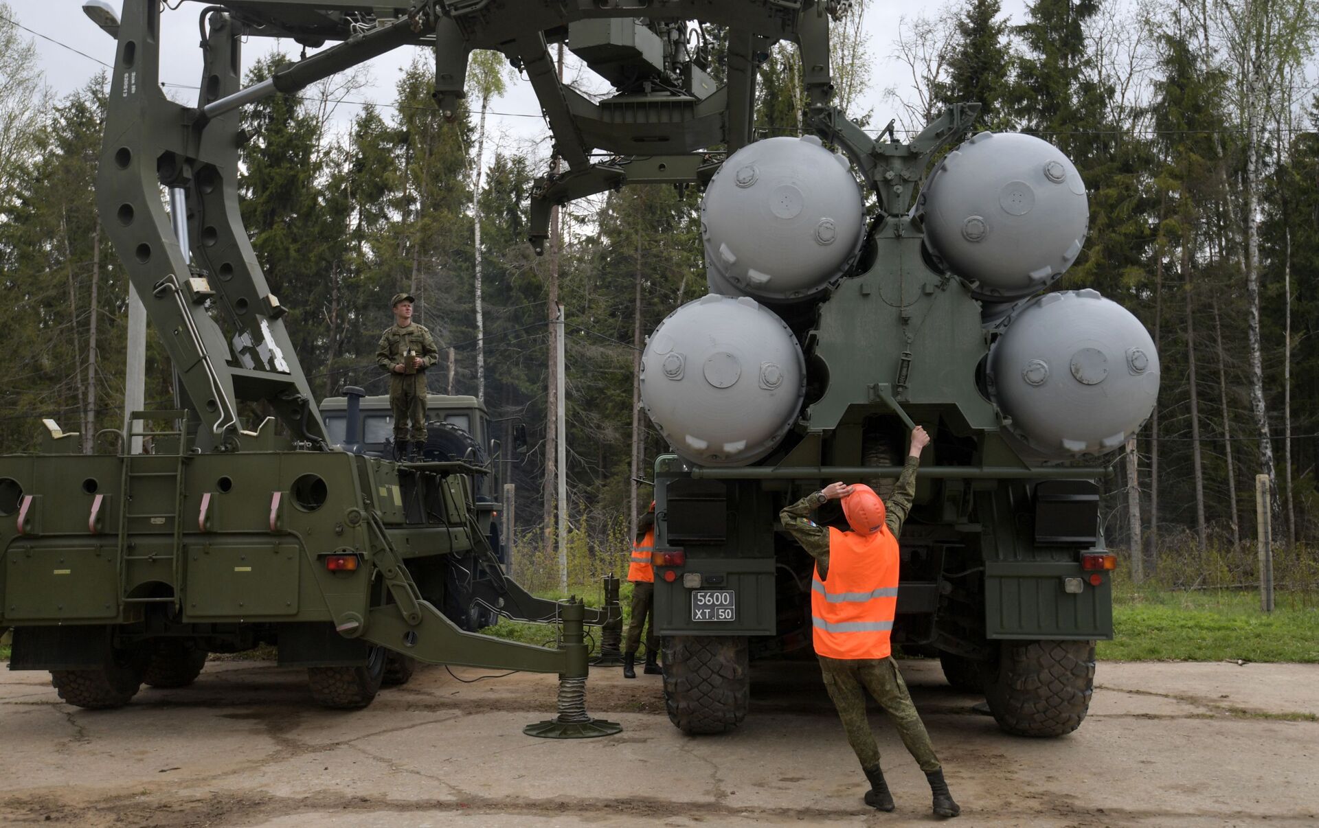 Образом п в р. ПВО с300 заряжающая машина. Заряжающая машина с 400. Заряжающая машина для с 400 Триумф. Заряжающая машина 22т6 на базе Урал.