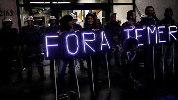 Brezilya'da göstericiler 'Temer Dışarı' yazan ışıklı pankartı taşıdı - Sputnik Türkiye