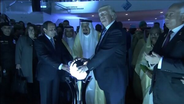 ABD Başkanı Donald Trump, Mısır Cumhurbaşkanı Abdülfettah el Sisi ve Sauudi Kralı Selamn ile birlikte - Sputnik Türkiye