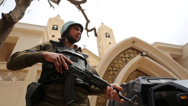 Kıptilere ait bir kilise önünde nöbet tutan Mısır polisi - Sputnik Türkiye