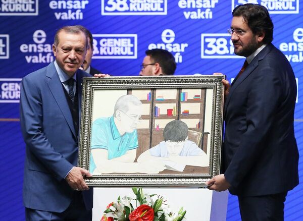 Erdoğan'a, 15 Temmuz'da torununa Kur'an-ı Kerim öğretirken çekilen fotoğrafın resme aktarılmış hali hediye edildi. Erdoğan'a, 15 Temmuz'da torununa Kur'an-ı Kerim öğretirken çekilen fotoğrafın resme aktarılmış hali hediye edildi. - Sputnik Türkiye