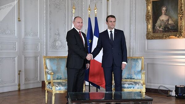Rusya Devlet Başkanı Vladimir Putin ile Fransa Cumhurbaşkanı Emmanuel Macron - Sputnik Türkiye