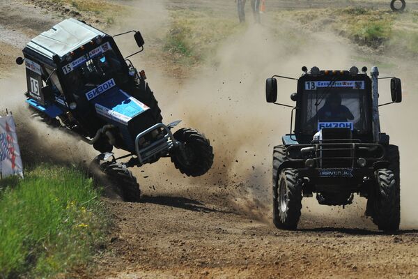 Bizon-Track-Show, çiftçiler tarafından düzenlenen Rusya’nın tek traktör yarışı. - Sputnik Türkiye