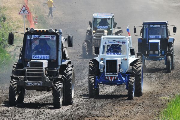 Deneyimli oto yarışmacısı, rally yarışlarında dünya kupası kazananı Suhovenko, ‘madem kamyonlar ve arazi araçları yarışıyor, traktörler neden bunu yapamasın’ sorusuna yanıt aradı. - Sputnik Türkiye