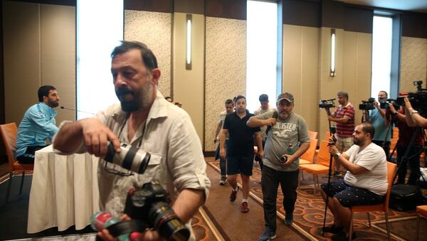 Gazeteciler, Arda Turan'ı protesto etmek için salonu topluca terk etti. - Sputnik Türkiye