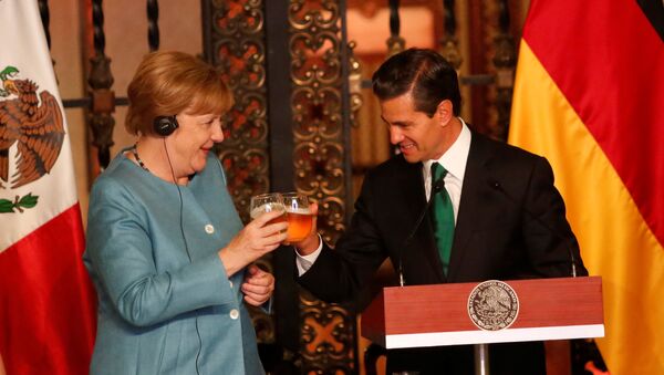 Almanya Başbakanı Angela Merkel ve Meksika Devlet Başkanı Enrique Pena Nieto - Sputnik Türkiye
