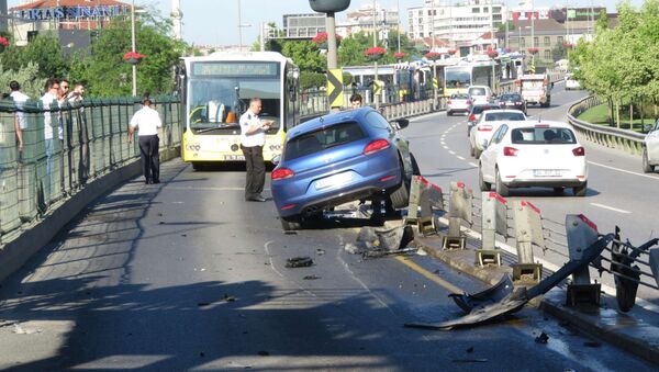 Otomobil metrobüs yoluna girdi / Metrobüs yolunda kaza - Sputnik Türkiye