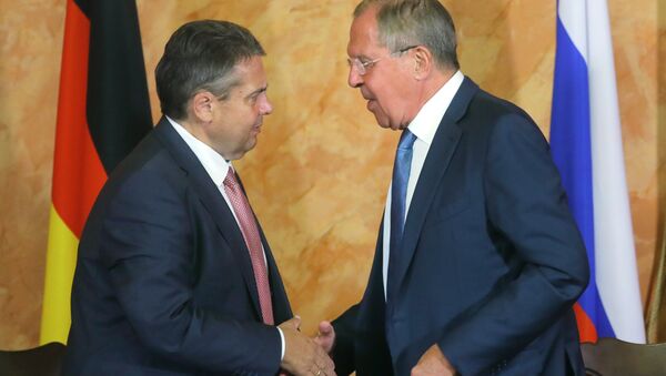 Almanya Dışişleri Bakanı Sigmar Gabriel ile Rus mevkidaşı Sergey Lavrov - Sputnik Türkiye