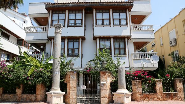 Antalya'da apartman önüne dikilen Roma sütunları - Sputnik Türkiye
