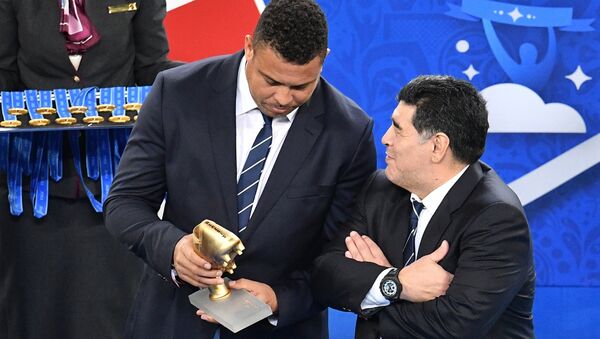 Arjantinli futbol yıldızı Diego Maradona ve Brezilyalı futbolcu Ronaldo Luis Nazario de Lima, Rusya'nın ağırladığı Konfederasyon Kupası finalinin ödül töreninde. - Sputnik Türkiye