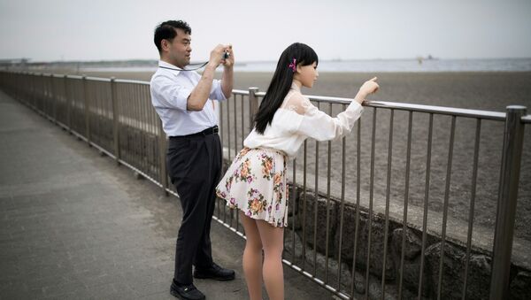Tokyo’da yaşayan 45 yaşındaki Mayasuki Ozaki ve silikon sevgilisi Mayu ile dolaşıyor. - Sputnik Türkiye