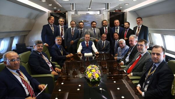 Cumhurbaşkanı Recep Tayyip Erdoğan uçakta gazetecilerle - Sputnik Türkiye