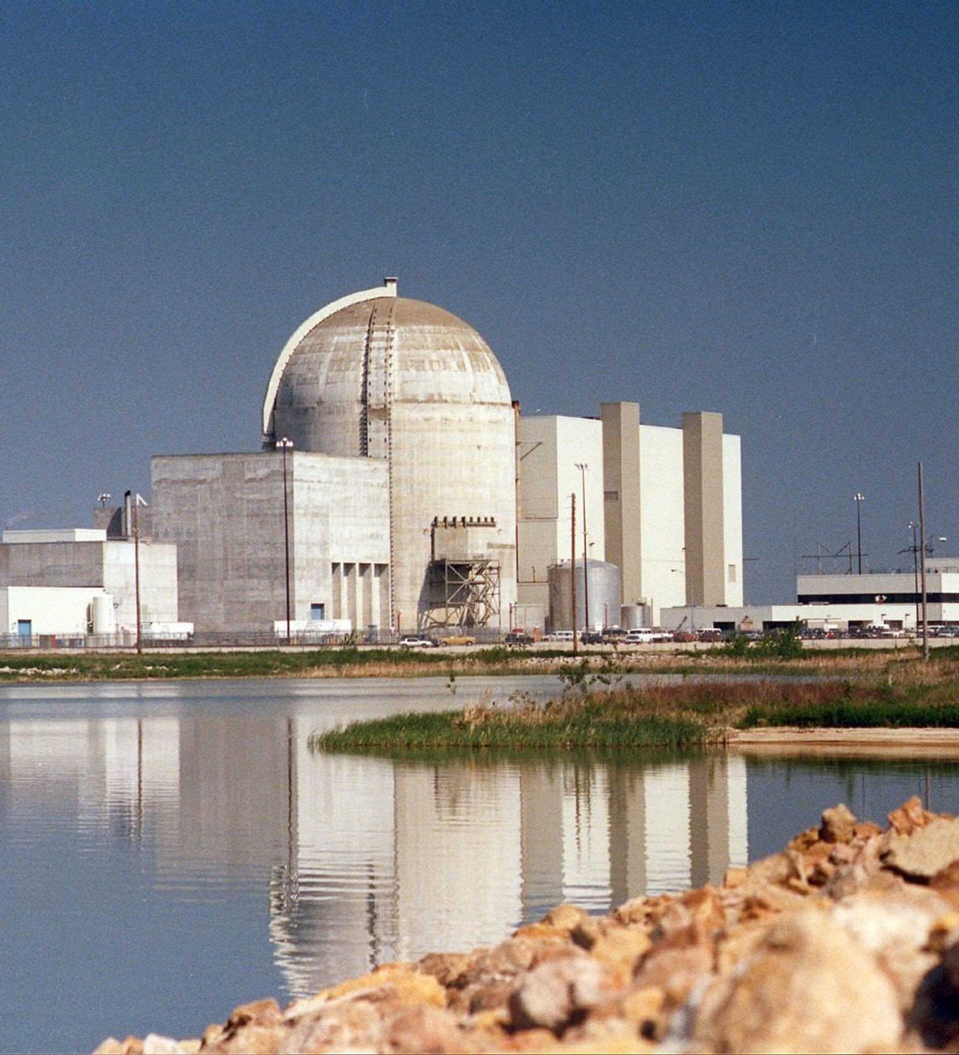 Фото атомной электростанции. АЭС Олкилуото. Атомная электростанция в США. Атомная электростанция АЭС США. Парк АЭС В США.