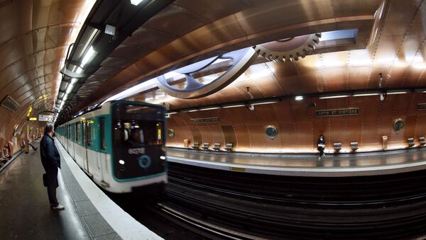 A picture taken on November 28, 2012 of a train arriving at the Arts et Métiers metro station in Paris - Sputnik Türkiye
