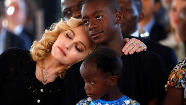Madonna ve çocukları - Sputnik Türkiye