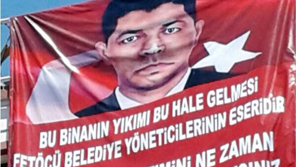 Kaçak katı yıkılan Berces Kaya, 'Belediye FETÖ'cü' diye pankart açtı - Sputnik Türkiye