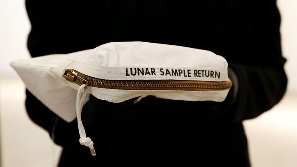 Armstrong'un çantası 1 milyon 800 bin dolara satıldı - Sputnik Türkiye