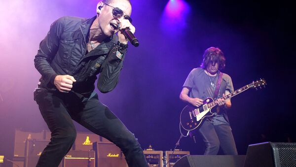 Chester Bennington, left, and Dean DeLeo of the band Stone Temple Pilots perform in concert during the MMRBQ Music Festival 2015 at the Susquehanna Bank Center on Saturday, May 16, 2015, in Camden, N.J. - Sputnik Türkiye