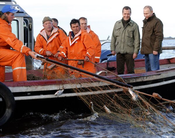 Putin ve Medvedev, balıkçılarla birlikte Novgorod Bölgesi’ndeki İlmen Gölü’nü geziyor. - Sputnik Türkiye