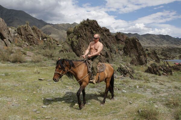 Rus lider, Tuva Cumhuriyeti’ndeki tatili sırasında atla geziyor. - Sputnik Türkiye