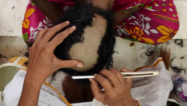 Hindistan'da saçını kestiren bir kadın - Sputnik Türkiye