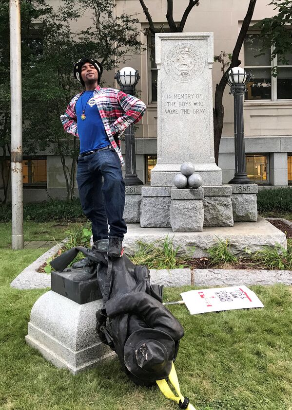 North Carolina Valisi Roy Cooper Twitter'dan paylaştığı mesajında Charlottesville'deki ırkçılık ve ölümcül şiddet kabul edilemez ancak bu anıtları kaldırmanın daha iyi yolları var dedi. - Sputnik Türkiye