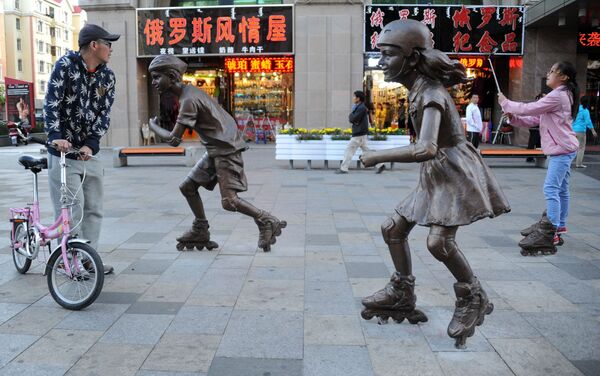 Çin'in İç Moğolistan Özerk Bölgesi'nde bulunan Manzhouli şehrinde heykel grubu yanında özçekim. - Sputnik Türkiye